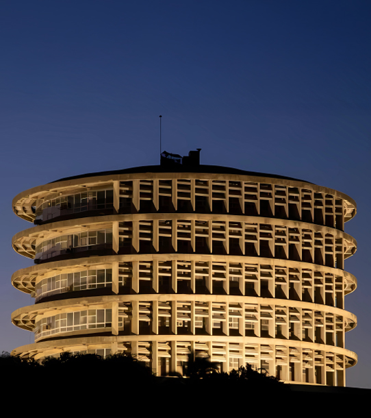 La torre de Campus Córdoba iluminada al anochecer